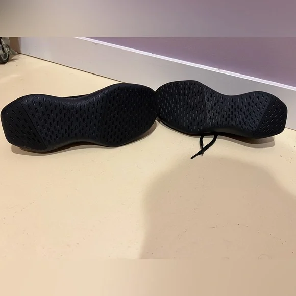 NWOT Allbirds running shoes. - Picture 4 of 5